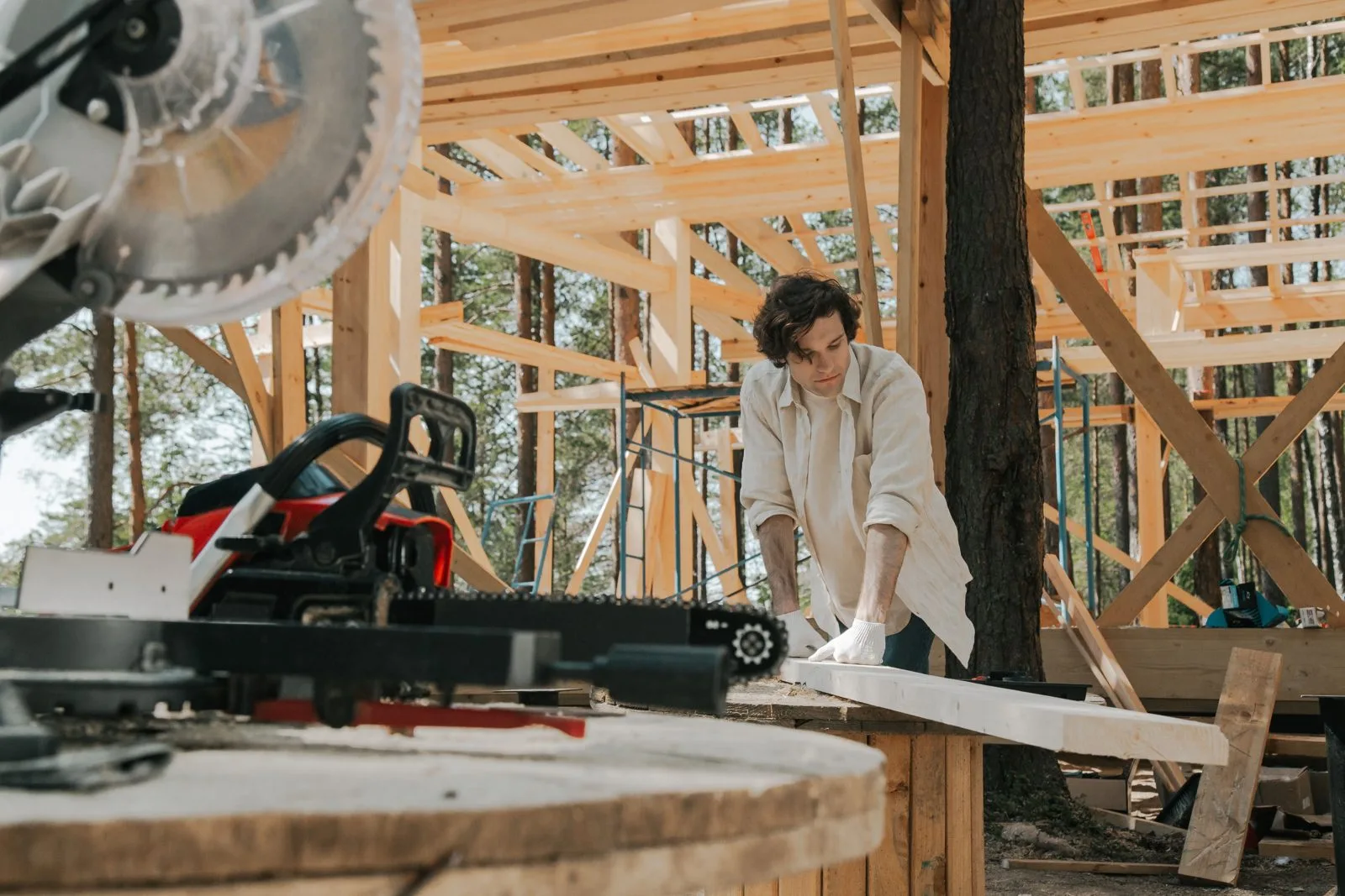 Charpentier assemblant une structure bois sur un chantier