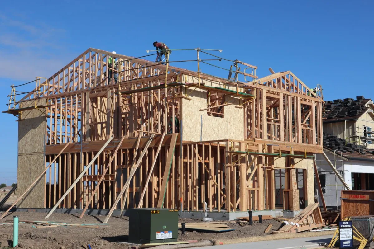 Ossature bois d'une maison neuve montée sur chantier