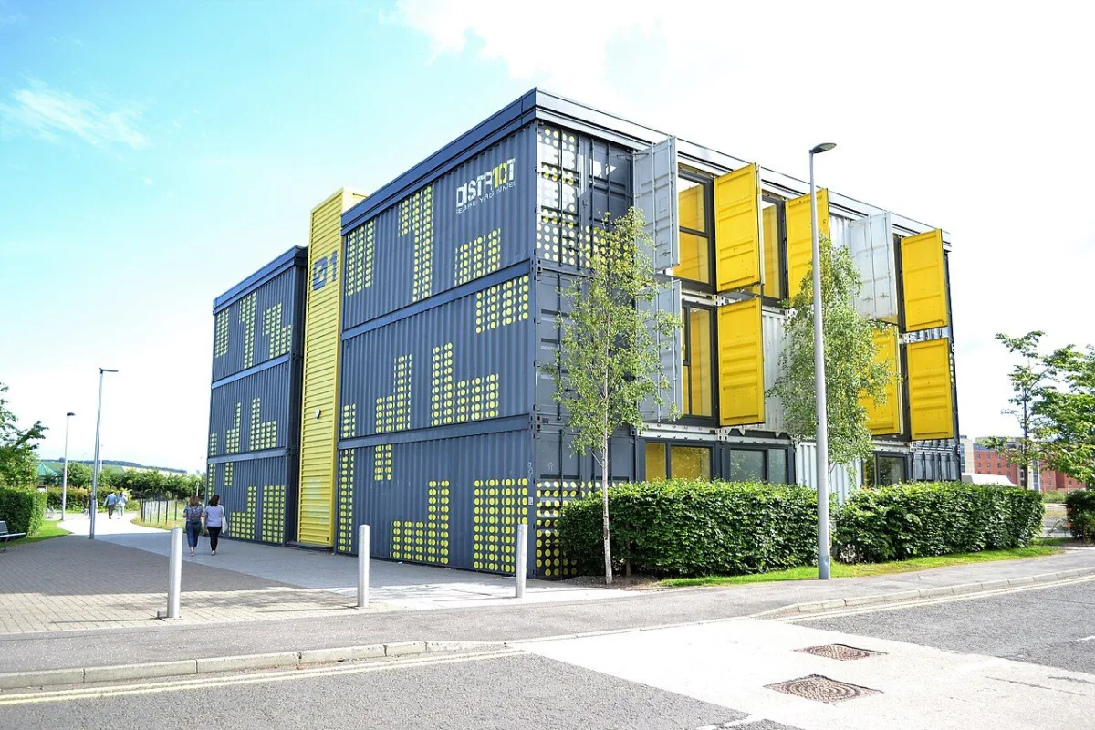 Immeuble collectif construit à partir de conteneurs maritimes empilés