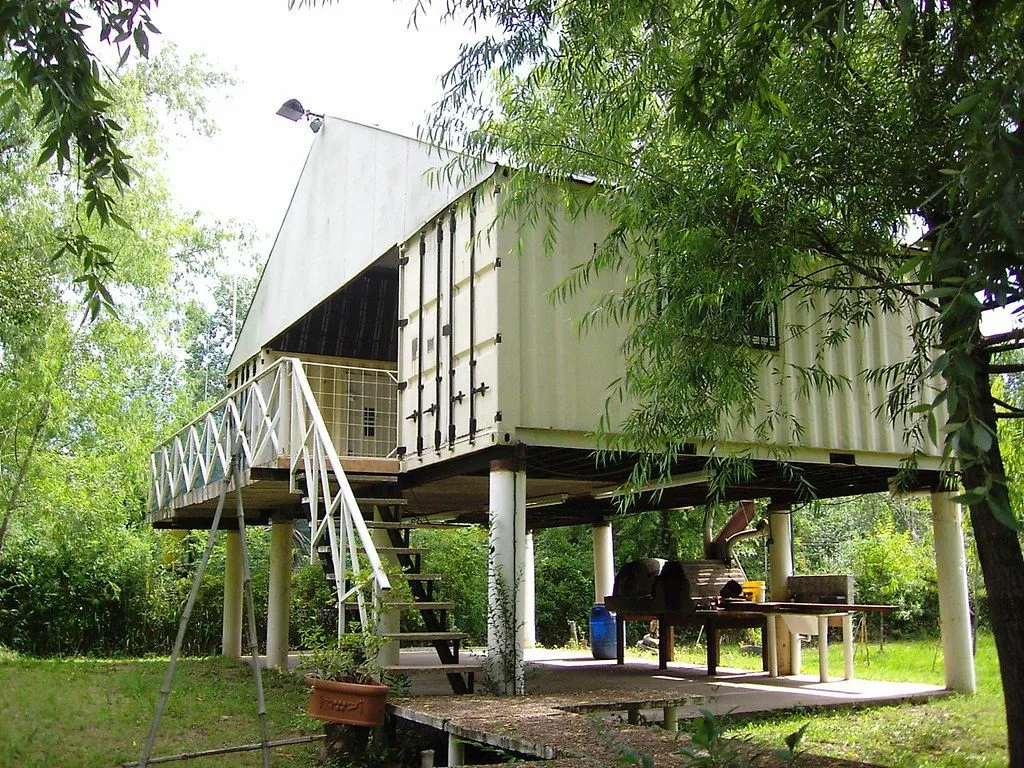 Habitation construite à partir de conteneurs empilés