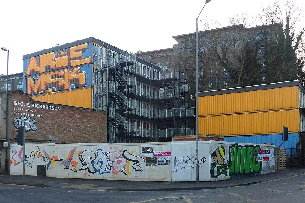 Logements construits en conteneurs maritimes empiles et bardes, projet de Brighton