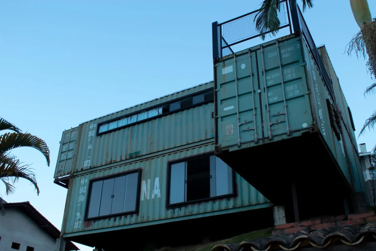 Maison conteneur moderne, posee sur un terrain qui conditionne tout le budget fondations