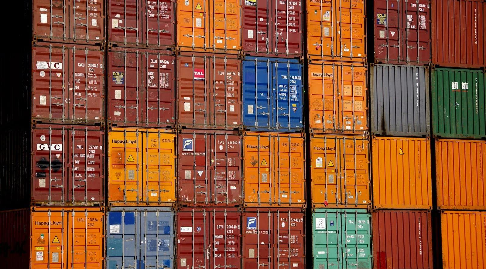 Conteneurs empilés formant un module de type habitat