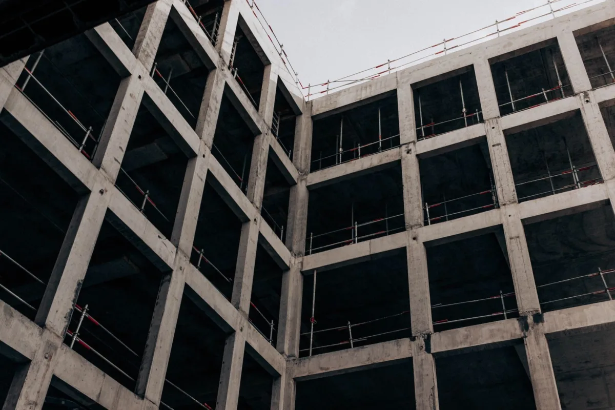 Bâtiment en béton en cours de construction sur un chantier en France