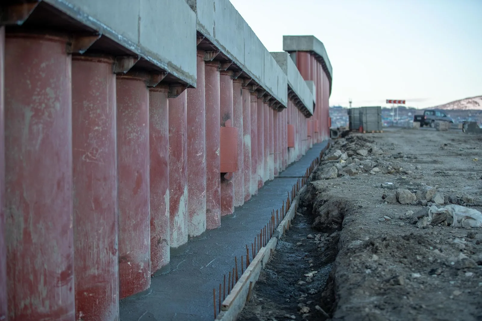 Chantier de gros œuvre en béton avec éléments structurels