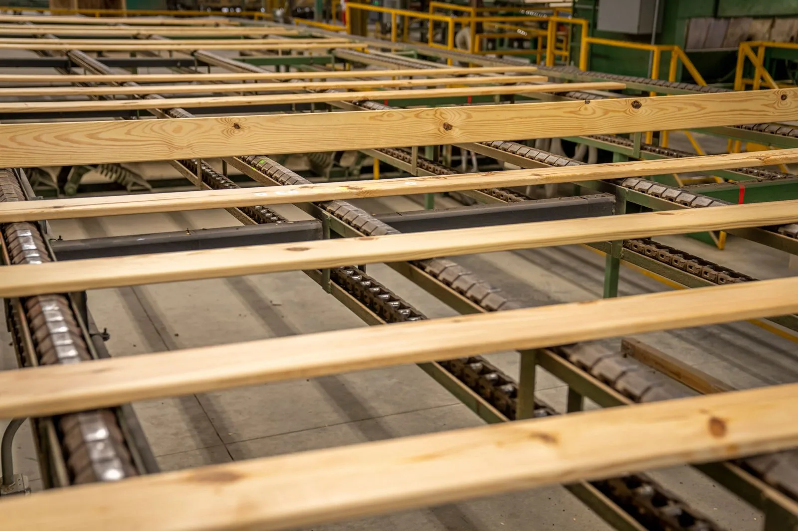 Planches de bois sur un convoyeur de production en usine