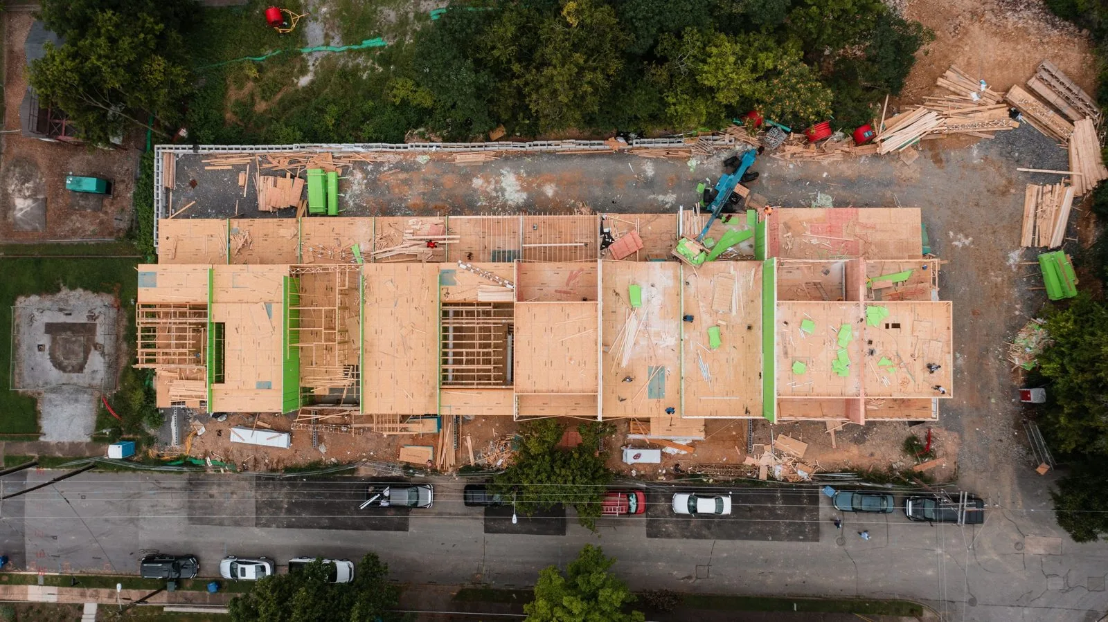 Vue aérienne d'un chantier d'ossature bois en cours de montage