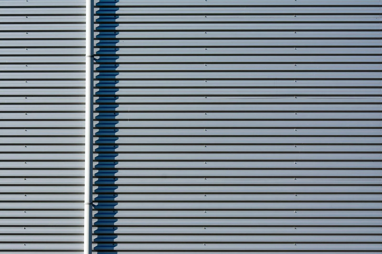 Gros plan d'une façade industrielle en bardage métallique isolant