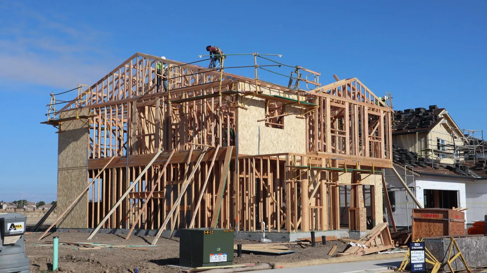 Ossature bois d'une maison individuelle en cours de montage sur chantier