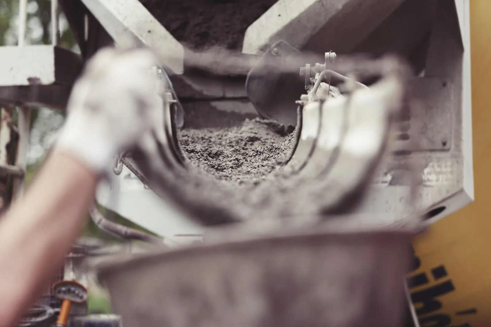 Béton prêt à l'emploi coulé depuis une toupie sur un chantier