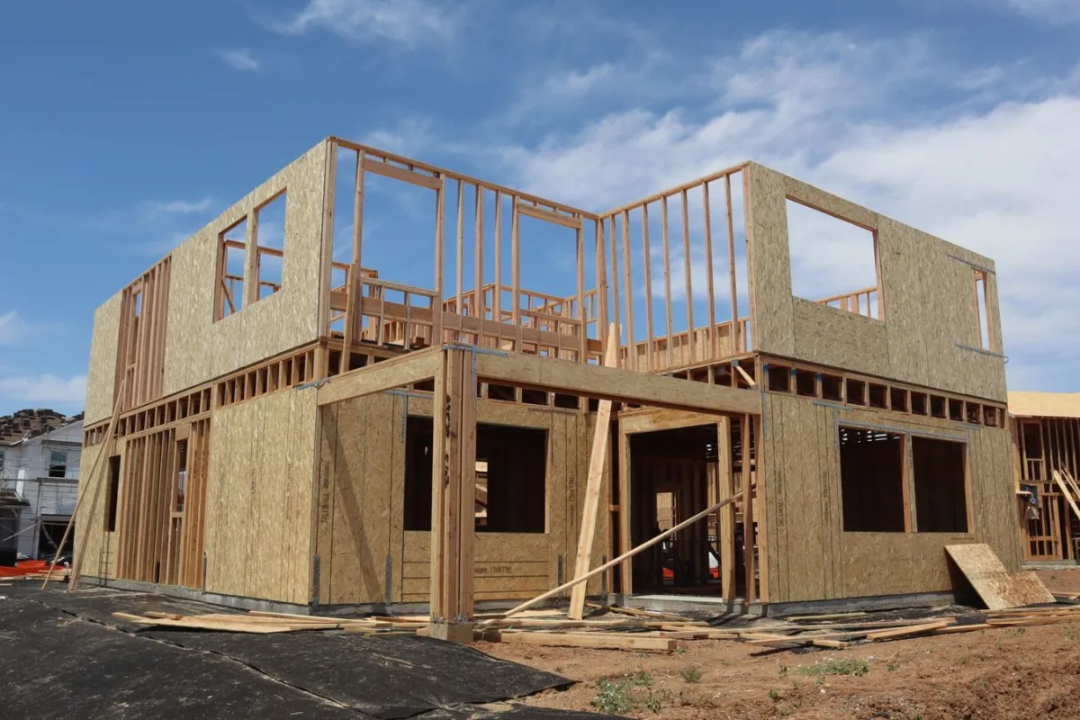Ossature bois d'une maison a deux niveaux en cours de montage sur chantier