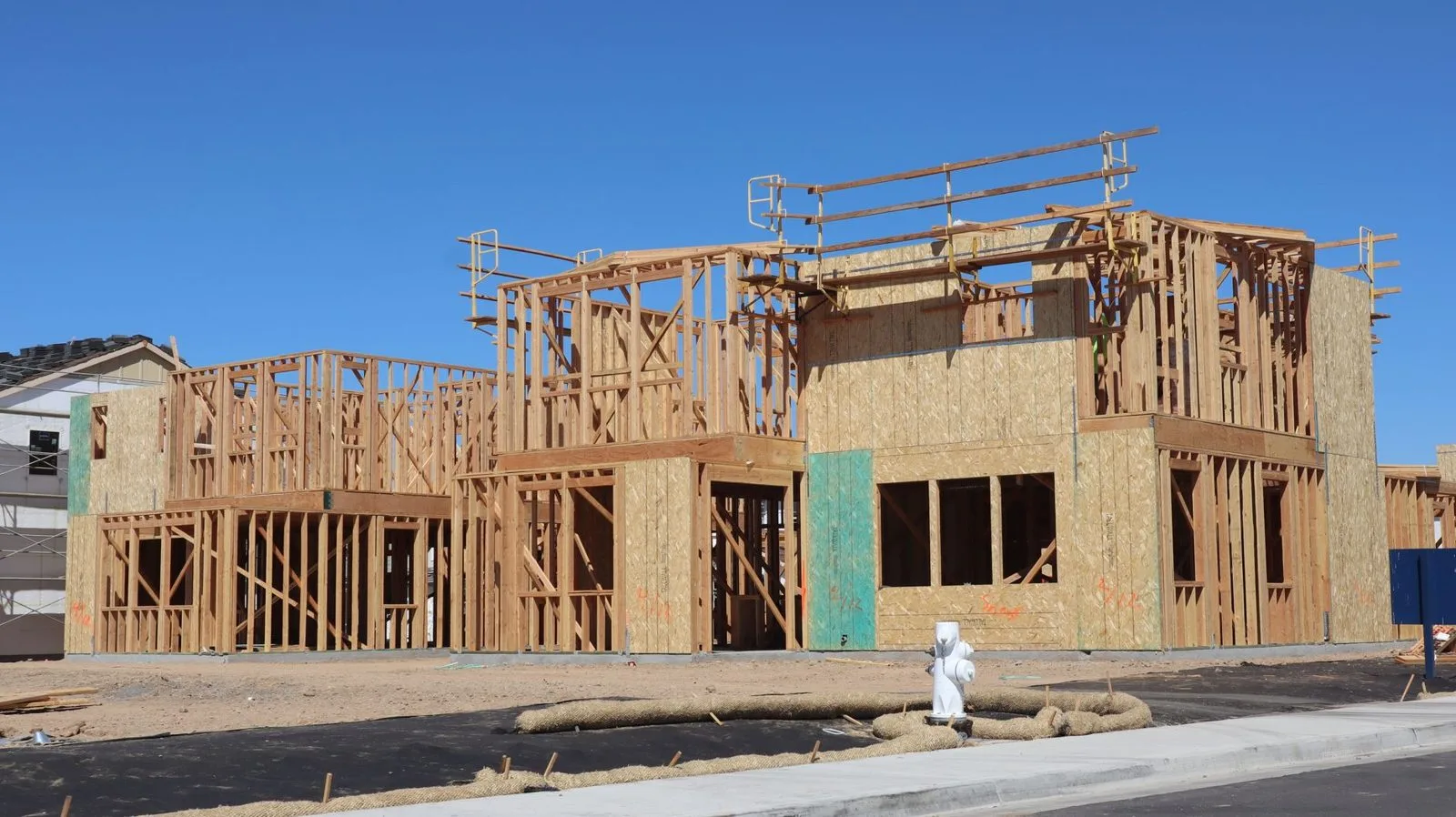 Structure en ossature bois d'une maison individuelle en cours de construction