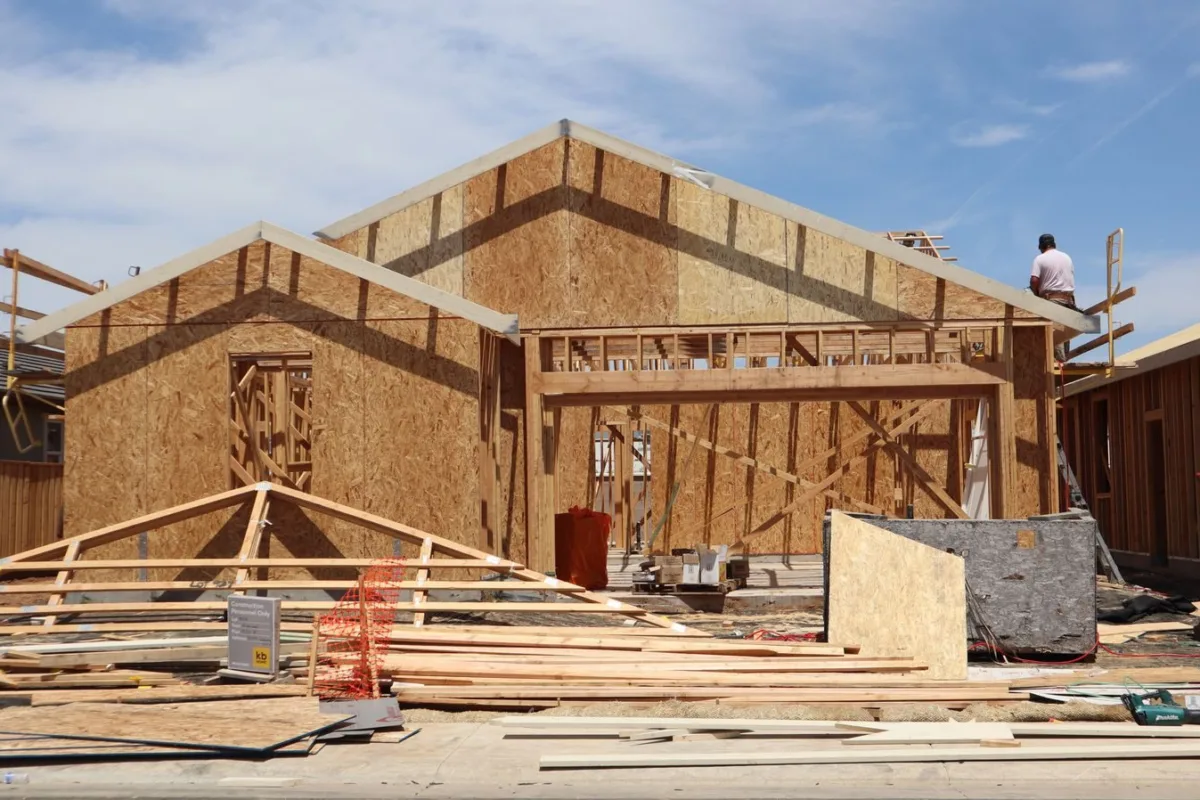 Charpente et ossature bois d'une maison individuelle en cours de construction sur chantier
