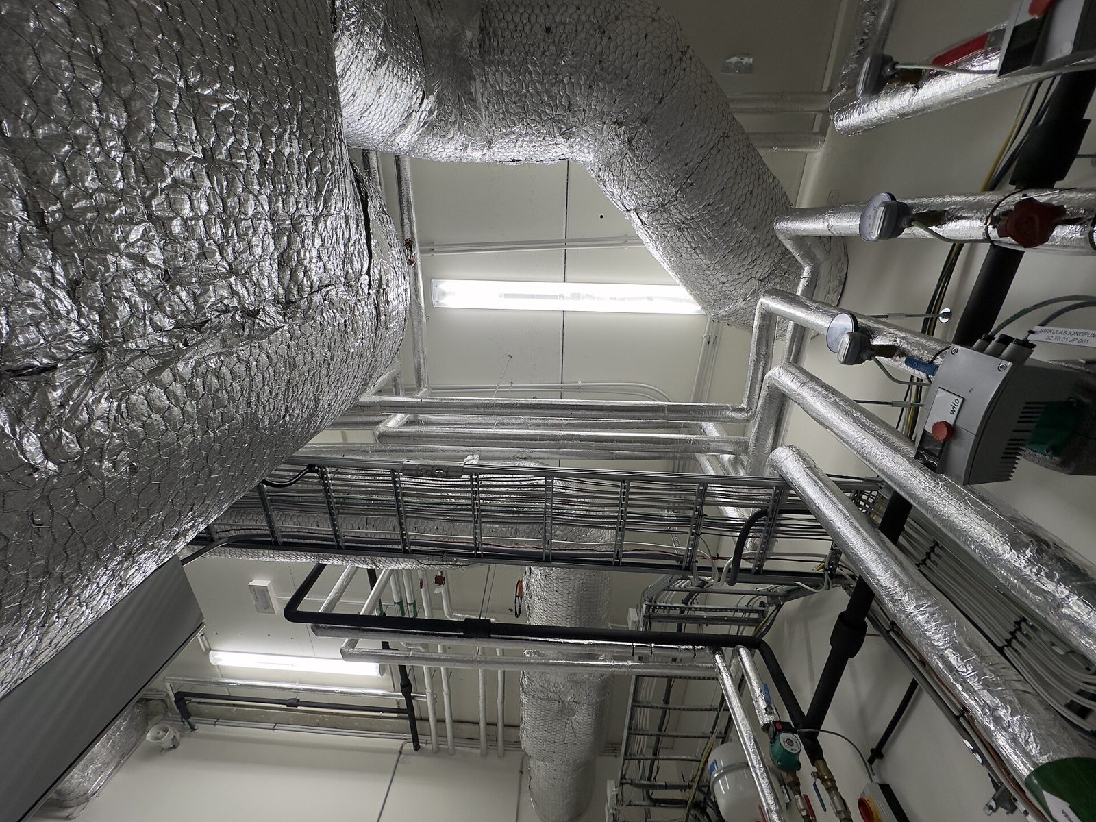 Caisson de ventilation double flux et réseau de gaines isolées