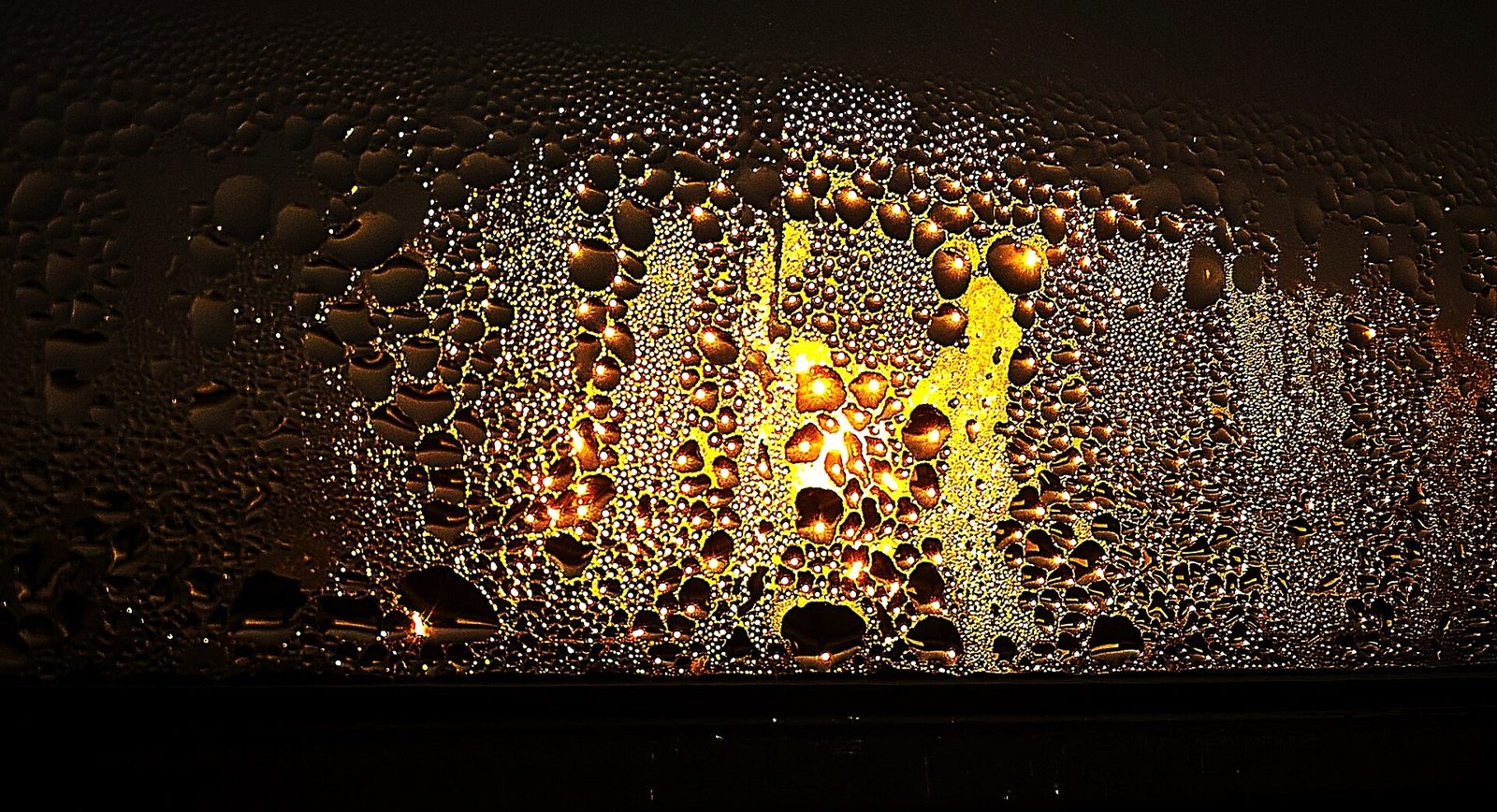 Condensation et gouttes d'eau sur une vitre froide